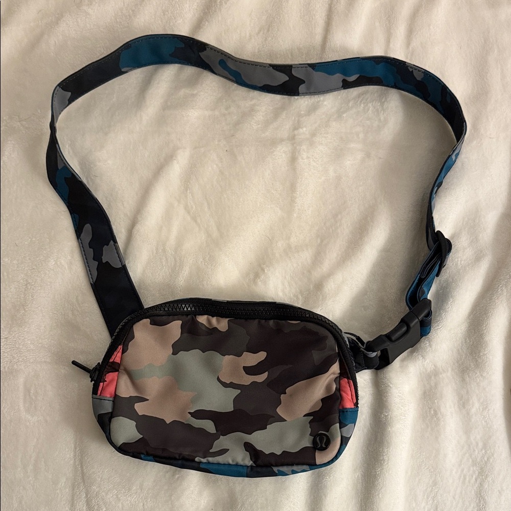lululemon athletica Camo Belt Bag - Black and Brown